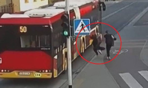 Clip: Thiếu nữ bị bạn huých vai đẩy ngã ra đường, suýt chết dưới bánh xe buýt