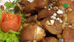 Cách làm gót chân heo rang muối sần sật giòn tan