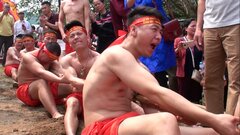 Video: Nín thở xem hàng chục trai đinh cơ bắp hò hét thi kéo co ngồi giữa lòng Hà Nội