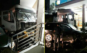 Xe tải lao vào trụ sở công ty ở Hà Nội, tài xế thương nặng