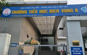 Rơi từ tầng cao xuống đất, học sinh tiểu học ở Hà Nội thương nặng