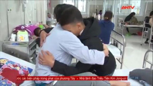 Clip: Nam sinh đâm thầy giáo bị thương bật khóc xin lỗi thầy trong viện