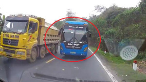 Clip: Xe khách vượt kiểu 'giết người' trên đèo Thung Khe, suýt đấu đầu ô tô con