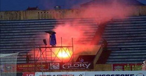 Fan cuồng bắn pháo sáng vào sân, Nam Định vẫn bị phạt