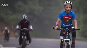 Clip: Bố rủ con trai 12 tuổi đạp xe 2.000 km thử thách lòng kiên trì