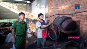 Dùng pin thối nhuộm cà phê phế thải: Chủ cơ sở sản xuất chưa khai nhận