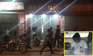 Người đàn ông cầm vật nghi là súng cướp tiệm vàng ở Hà Nội