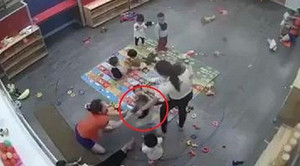 Cô giáo mầm non ở Nghệ An bất chấp camera giám sát, đánh, giật lắc bé