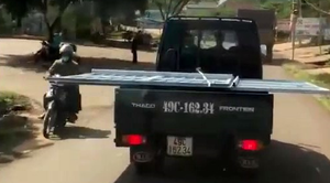 Chở 'lưỡi hái tử thần' phóng vun vút trên đường, tài xế xe tải bị phạt 3 triệu đồng