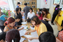 Video: Đổ xô đi bổ sung thông tin cho thuê bao di động, dân kêu trời