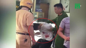 Clip: Công an khống chế, bắt nghi phạm cướp tiệm vàng trong đêm ở Hà Nội