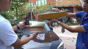 Cùng một chất liệu, 'bìa carton chống nắng' chính hãng Toyota giá 1,1 triệu, ngoài chợ chỉ... 300.000 đồng