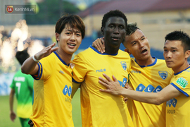 Mai Tiến Thành nổi nóng, 'đấu khẩu' với khán giả Thanh Hóa