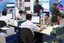 Sợ bị khóa SIM, khách chen chúc bổ sung thông tin cá nhân tới nửa đêm