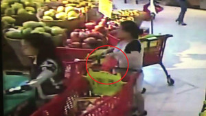 Clip: Bà bầu nổi lòng tham, trộm ví trong giỏ hàng ở siêu thị nhanh như cắt