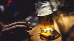 Uống rượu giúp ấm người: Đúng hay sai?