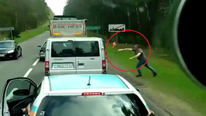 Clip: Ngồi trong ô tô xả rác xuống đường, bị dân dạy bài học nhớ đời