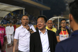 Bầu Hiển thích thú, thưởng nóng cầu thủ đối phương 20 triệu đồng