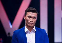 Thủ môn Bùi Tiến Dũng gượng gạo trình diễn thời trang gây tranh cãi