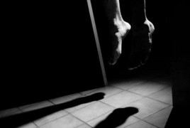 Con gái hốt hoảng phát hiện bố chết trong tư thế treo cổ tại nhà riêng ở Nghệ An