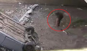 Clip: 'Hóng' tai nạn, người đàn ông ngã lộn cổ khỏi cầu