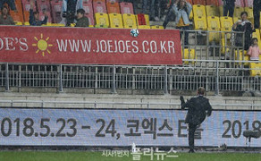 HLV Park Hang Seo đội mưa tặng quà cổ động viên Việt Nam