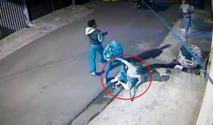 Clip: Cụ ông 70 tuổi cầm chổi đánh 4 tên cướp chạy trối chết