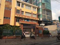 Phụ huynh lên mạng tố cô giáo phạt học sinh ngậm dép