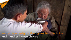 Cảm động cảnh cụ bà 75 tuổi cụt tay chân tận tụy chăm sóc mẹ già 100 tuổi