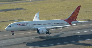 Video: Hành khách thót tim khi thấy cửa máy bay bật tung giữa trời