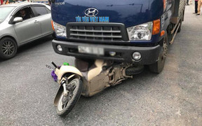 Người phụ nữ đi xe SH chết thảm dưới gầm xe tải
