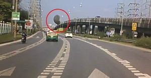 Video: Ô tô suýt đâm phải khối bê tông khổng lồ từ trên trời rơi xuống