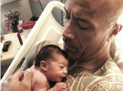 Tài tử The Rock khoe con gái vừa chào đời