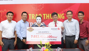 Người phụ nữ miền Tây đeo mặt nạ, thay chồng nhận giải Jackpot 2