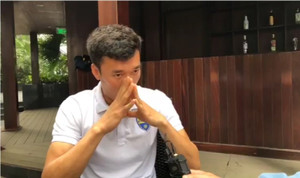 Video: Bùi Tiến Dũng nghẹn ngào xin cộng đồng mạng ngừng xúc phạm gia đình