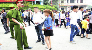 Hơn 100 người ăn mặc phản cảm bị mời ra khỏi khu vực Đền Hùng