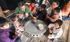 Giấc mộng no bụng của những đứa trẻ ở vùng đất trơ trọi nóng bỏng