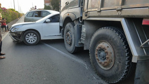 Tai nạn liên hoàn trên phố Sài Gòn, 3 xe dính vào nhau, khóa chặt 2 làn đường