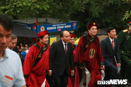 Video: Thủ tướng dâng hương tại Đền Hùng dưới trời mưa nặng hạt