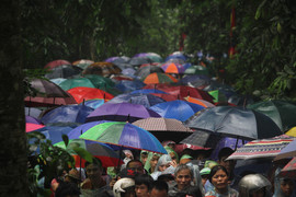 Video: Hàng vạn người đội mưa đi khai hội, Đền Hùng đông nghẹt thở