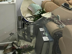 Giang hồ vác búa đập phá nhà dân trong đêm ở Sài Gòn