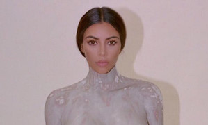 Kim Kardashian khỏa thân hoàn toàn để làm khuôn chế tạo chai nước hoa