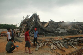 Sập sàn bê tông xây dựng cây xăng ở Huế, 7 người bị vùi lấp