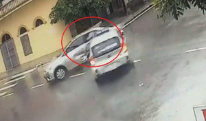 Clip: Taxi đâm xe con như phim hành động tại ngã tư 'tử thần' ở Nam Định