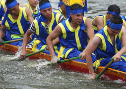 Video: Nghẹt thở xem trai tráng ở Hà Nội ganh nhau trong hội bơi Đăm