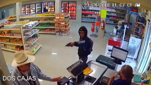 Video: Xem người đàn ông tay không hạ gục tên cướp có súng