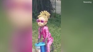 Video: Sự thật ‘cô bé tóc vàng’ bị xích cổ xin tiền ở Indonesia