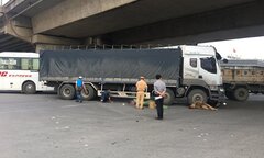 Va chạm xe tải, người phụ nữ lái xe máy thiệt mạng