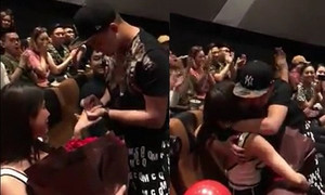 Video: Diệp Lâm Anh bật khóc khi được bạn trai đại gia cầu hôn