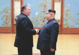 Hé lộ ảnh hiếm trong cuộc gặp giữa Giám đốc CIA và ông Kim Jong-un